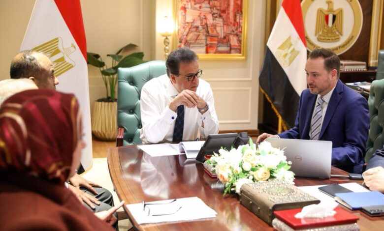 نائب رئيس مجلس الوزراء ووزير الصحة يعقد اجتماعا مع وفد شركة «سيرفيه الفرنسية»