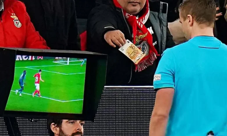 مشجع يقدم رشوة للحكم خلال مراجعة الـVARفى مباراة بين بنفيكا و موناكو