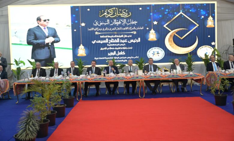 وزير الصناعة والنقل يتناول وجبة الإفطار مع العاملين بالشركة القابضة للنقل البحري والبري