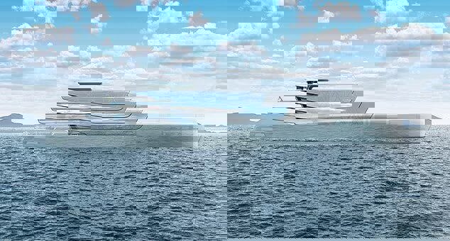 تصميم يخت فاخر مغطى بالكامل بالمرايا يمكنه الاختفاء في عرض البحر
