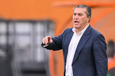 "بيسيرو"مدرب الزمالك : وضع برنامج تأهيلي خاص للمدافعين وبنتقد خراس المرمى