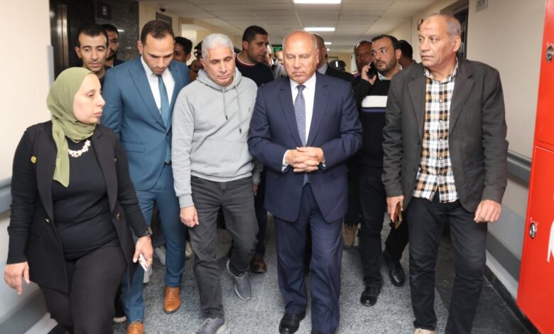 وزيرالنقل يزور مصابي حادث اصطدام قطار بميني باص كان يعبر قضبان السكة من مكان غير معد للعبور