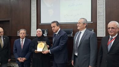 وزير الصحة يكرم شهيدي الواجب الدكتور علي صلاح وصلاح صفوت