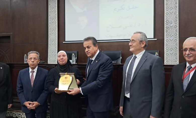 وزير الصحة يكرم شهيدي الواجب الدكتور علي صلاح وصلاح صفوت