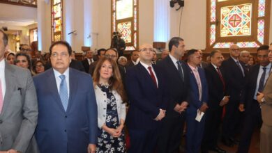 محافظ القليوبية يشارك الأقباط فرحة عيد القيامة بالكنيسة الإنجيلية بمصر الجديدة