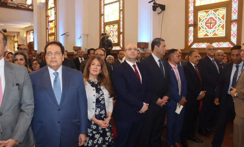 محافظ القليوبية يشارك الأقباط فرحة عيد القيامة بالكنيسة الإنجيلية بمصر الجديدة