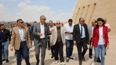 مستشار رئيس الجمهورية ومحافظ الجيزة يتابعان مشروع تطوير المنطقة الأثرية للأهرامات