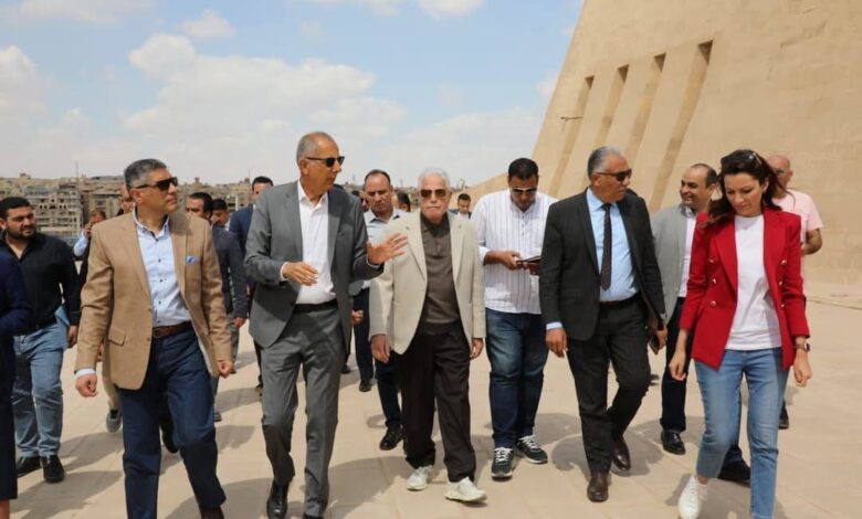 مستشار رئيس الجمهورية ومحافظ الجيزة يتابعان مشروع تطوير المنطقة الأثرية للأهرامات