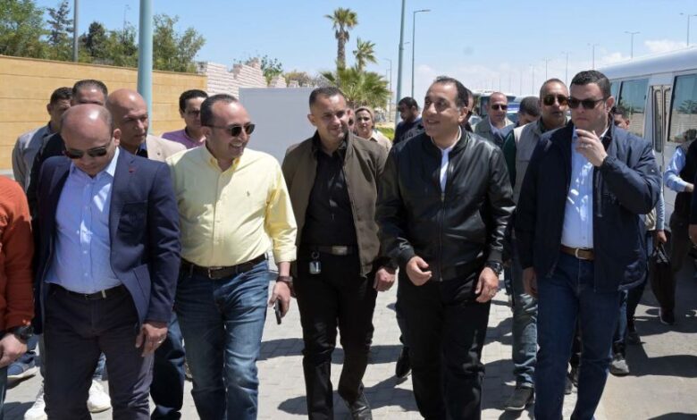 تفقد رئيس الوزراء ومرافقوه، مشروع "مزارين".فى مستهل زيارته للعلمين واستهل رئيس الوزراء الجولة بتفقد نموذج لفيلا سكنية