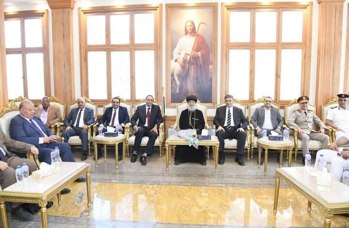 محافظ قنا يزور مطرانية قوص لتقديم التهنئة بعيد القيامة المجيد