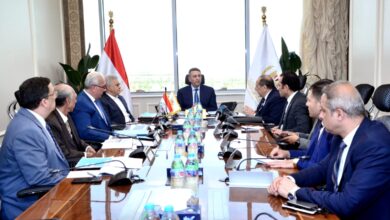 وزير التموين يجتمع برئيس شركة مطاحن ومخابز شمال القاهرة لمتابعة خطة التطوير ورفع كفاءة التشغيل.