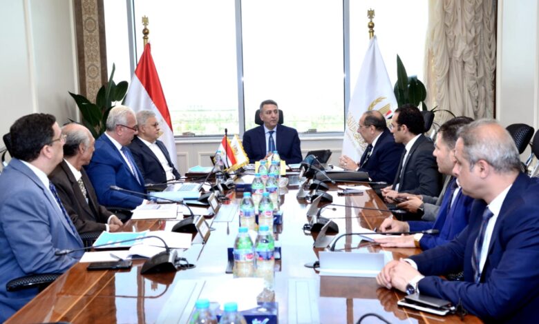 وزير التموين يجتمع برئيس شركة مطاحن ومخابز شمال القاهرة لمتابعة خطة التطوير ورفع كفاءة التشغيل.