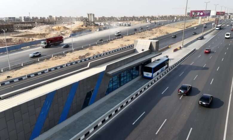وزير الصناعة والنقل يتفقد محطات المرحلة الاولى من مشروع الأتوبيس الترددي BRT