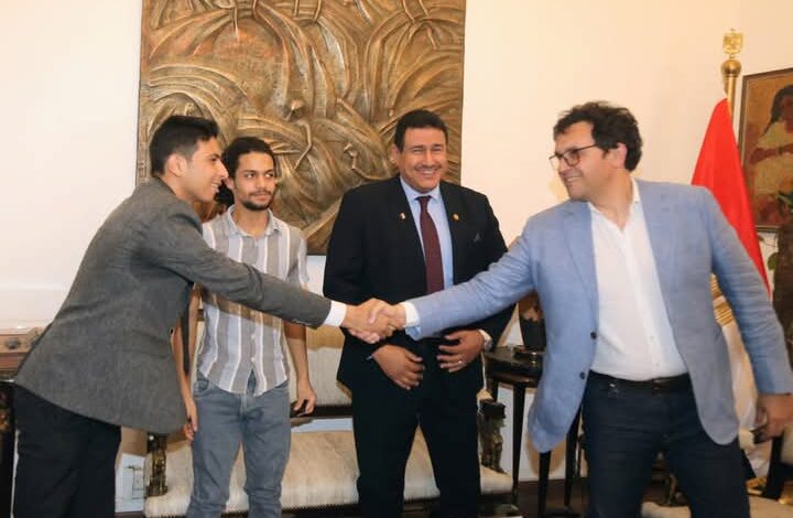 وزير الثقافة يُسلم بطاقات “أهلاً وسهلاً للطلبة” الأوائل المشتركين في المبادرة