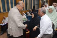 محافظ القليوبية :يُسلِم ملابس الإحرام لحجاج الجمعيات الأهلية