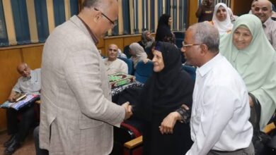 محافظ القليوبية :يُسلِم ملابس الإحرام لحجاج الجمعيات الأهلية