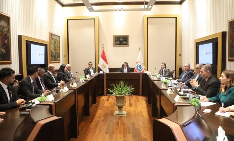وزير الصحة يبحث مع شركة “سترايكر” التعاون في الجراحة الروبوتية