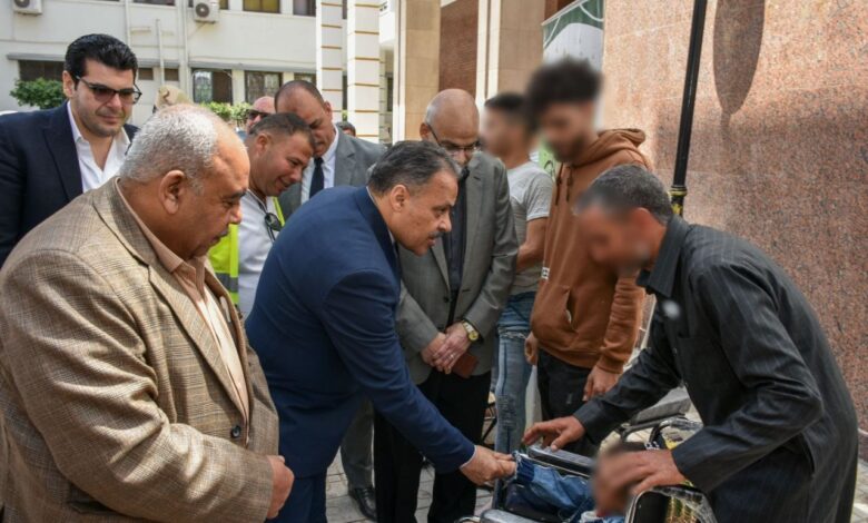 محافظ الشرقية يُسلم كراسى متحركة واطراف واحزمة ذوي الهمم