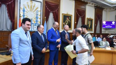  وزير العمل ومحافظ القاهرة يسلّمان عقود عمل جديدة لذوي الهمم