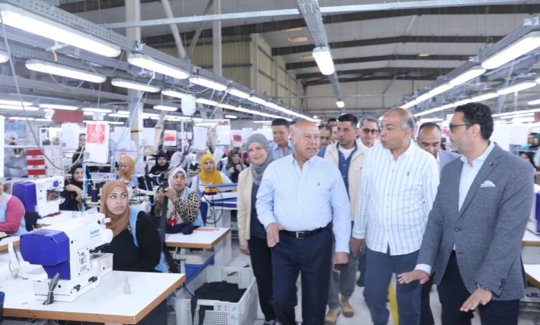 وزير الصناعة والنقل يتفقد المنطقة الصناعية بالمطاهرة بمحافظة المنيا