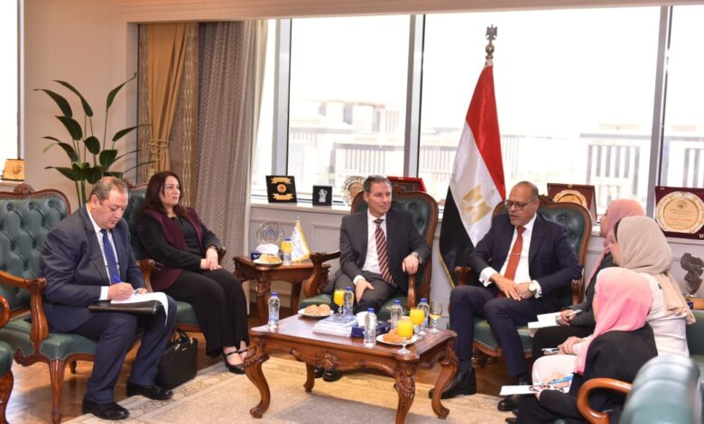 وزير العمل يُسلم شهادات دولية للخريجين من مسؤولي التشغيل بمديريات العمل بالصعيد