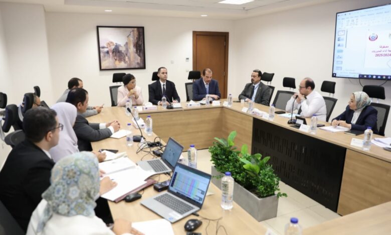 وزير الصحة يعقد اجتماعاً مع لجنة تقييم الأداء الخاصة بمديري ووكلاء مديريات الصحية
