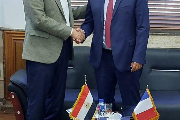 رئيس "الخدمات البيطرية" يبحث مع المستشار الزراعي الفرنسي الإقليمي سبل تعزيز التعاون