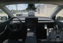 شركة تسلا تُسلّم أول سيارة ذاتية القيادة إلى منزل مالكها