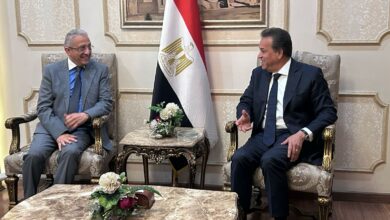 الدكتور خالد عبدالغفار يستقبل وزير الصحة التونسي بمطار القاهرة الدولي