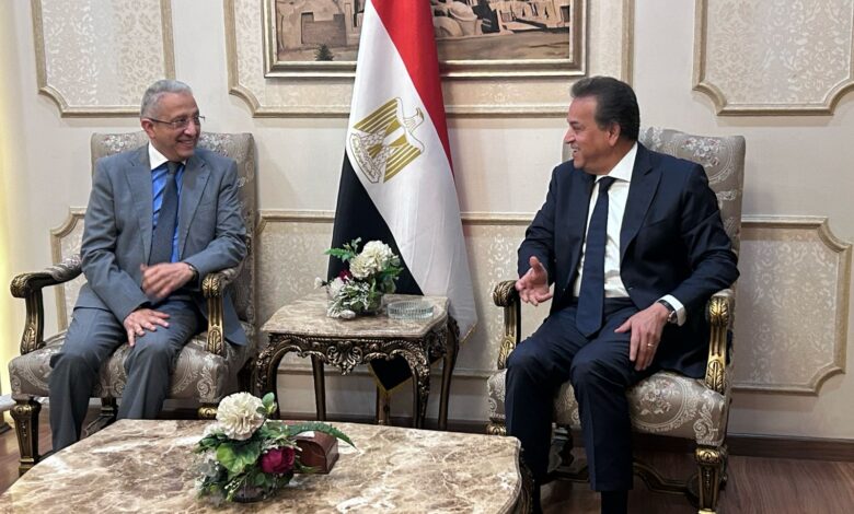الدكتور خالد عبدالغفار يستقبل وزير الصحة التونسي بمطار القاهرة الدولي