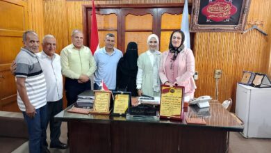 رئيس مدينة بيلا تُكرم الطالبة الحاصلة علي المركز الأول بالشهادة الإعدادية بكفر الشيخ