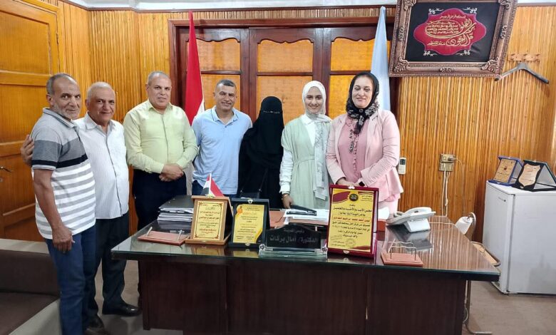 رئيس مدينة بيلا تُكرم الطالبة الحاصلة علي المركز الأول بالشهادة الإعدادية بكفر الشيخ