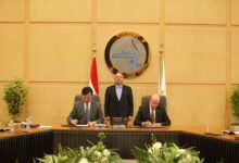 وزير الصناعة والنقل يشهد توقيع عقد بناء سفينتين جديدتين من سفن الصب