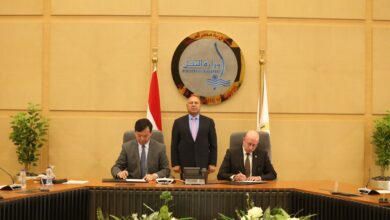وزير الصناعة والنقل يشهد توقيع عقد بناء سفينتين جديدتين من سفن الصب