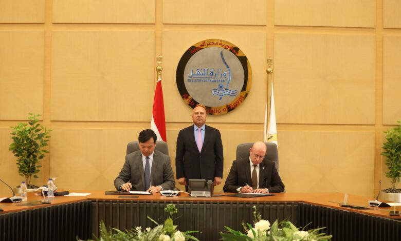 وزير الصناعة والنقل يشهد توقيع عقد بناء سفينتين جديدتين من سفن الصب