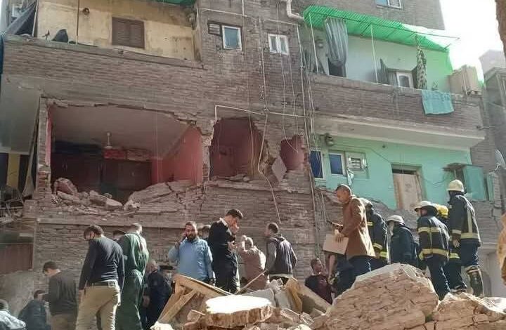 انتشال جسدي طفل ووالدته من أسفل ركام عقارات حدائق القبة المُنهارة