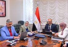 وزير العمل يُسلم عقود لعمال مصريين للعمل في زراعة النخيل وتربية السمان بالأردن