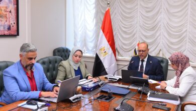 وزير العمل يُسلم عقود لعمال مصريين للعمل في زراعة النخيل وتربية السمان بالأردن