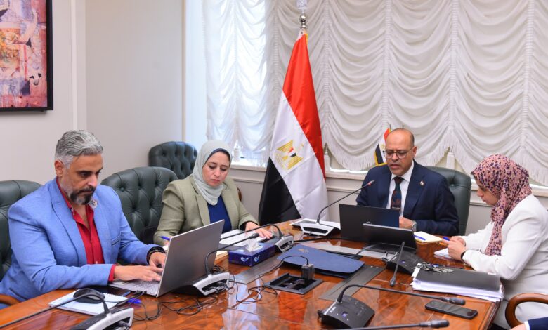 وزير العمل يُسلم عقود لعمال مصريين للعمل في زراعة النخيل وتربية السمان بالأردن