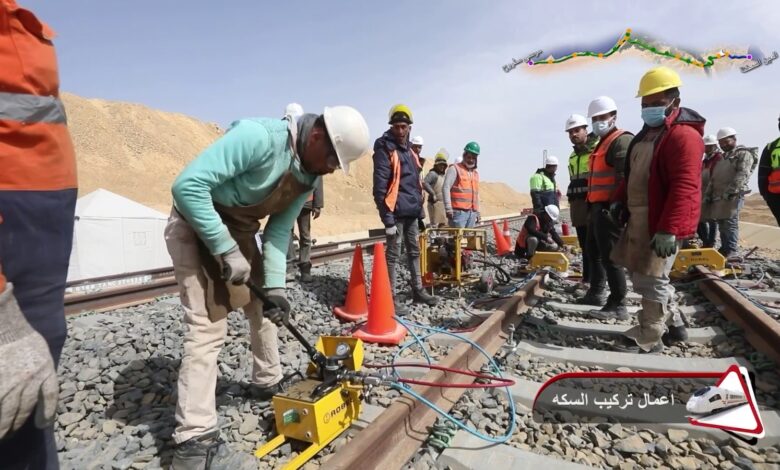 تركيب القضبان وتشطيبات المحطات فىالعمل بالخط الاول من شبكة القطار الكهربائي السريع