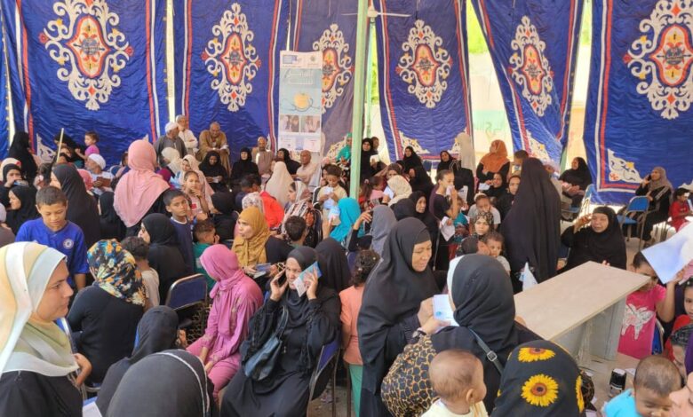 الكشف على 2888 وتحويل مئات المرضى ضمن قوافل طبية متكاملة بقرى دشنا وقوص