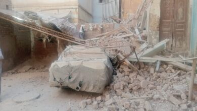 انهيار جزء من منزل قديم على سيارة بمدينة فوه بكفر الشيخ