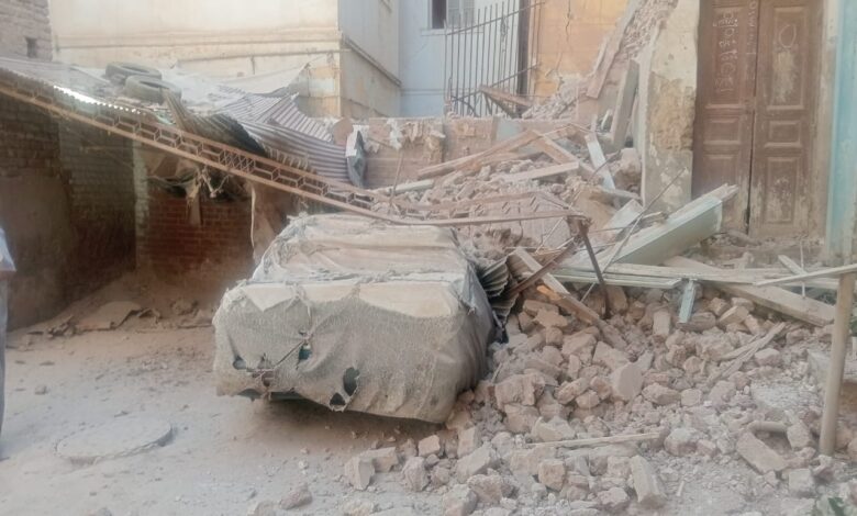 انهيار جزء من منزل قديم على سيارة بمدينة فوه بكفر الشيخ