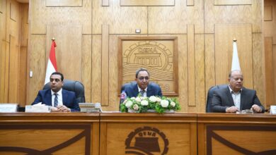 محافظ قنا يلتقي بالمهندسين الجدد ويوجههم للعمل بروح الفريق وخدمة المواطنين