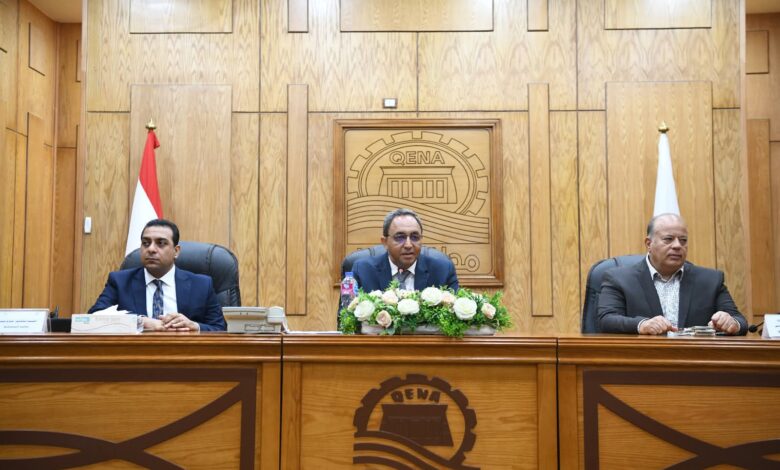 محافظ قنا يلتقي بالمهندسين الجدد ويوجههم للعمل بروح الفريق وخدمة المواطنين