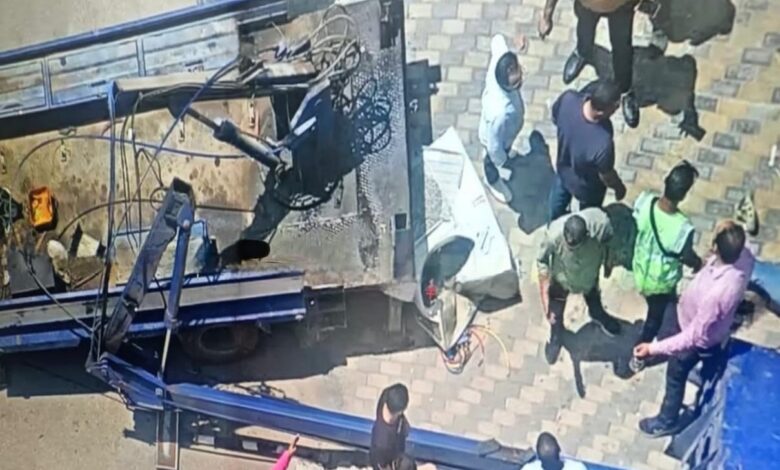 وفاه شخص وإصابة 3 في حادث سقوط ونش بشارع المختلط في المنصورة