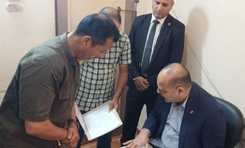 وزير العمل يقوم بزيارة مفاجئة إلى مكتبي عمل الضبعة والعلمين