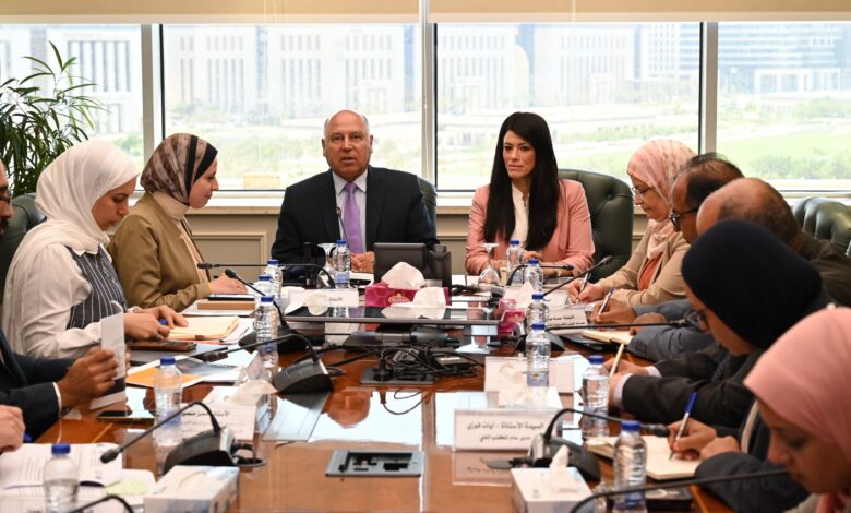وزير الصناعة والنقل ووزيرة التخطيط والتعاون الدولي في اجتماع تنسيقي موسع