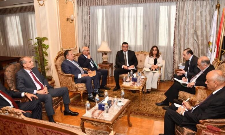 وزير الشئون النيابيةيستقبل وزيري الإسكان والتنمية وبعض ممثلي الهيئات البرلمانية والمستقلين