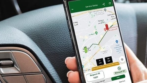 القبض على سائق تطبيق نقل ذكي لارتكابه أفعالا غير أخلاقية مع فتاة